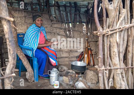 Même, la Tanzanie, 11 juin 2019 : masaï la cuisine dans sa cuisine Banque D'Images