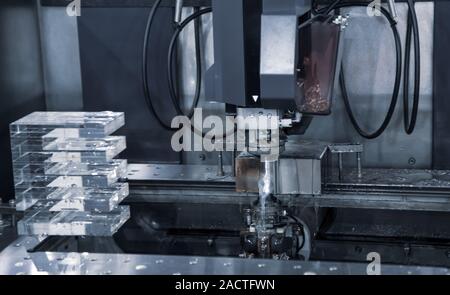 EDM machines pièce de coupe dans l'atelier Banque D'Images