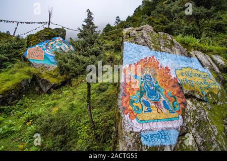 Les grandes pierres mani colorés avec des peintures religieuses, situé à l'entrée du village Banque D'Images