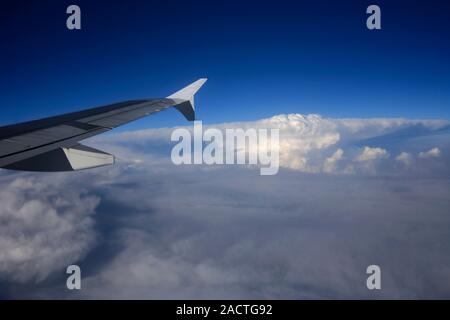 Vue depuis la fenêtre de l'avion survolant la côte anglaise, England, UK Banque D'Images