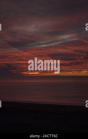 Ciel rouge presque apocalyptiques de nuit sur la mer d'Irlande à Aberystwyth, sur la côte ouest du pays de Galles Banque D'Images