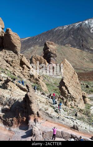 Roques de Garcia, lava rock formations, derrière eux le Pico del Teide, 3718m, Parque Nacional de las Cañadas del Teide, Teide Banque D'Images