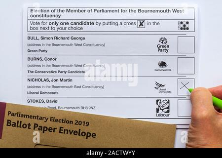 Les candidats à l'ouest de Bournemouth circonscription le bulletin de vote pour l'élection générale 2019 parlementaire au Royaume-Uni - X contre les Libéraux Démocrates - vote vote Banque D'Images