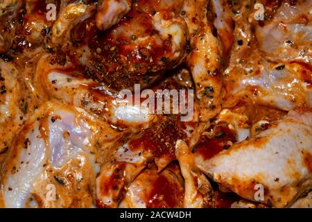 Ailes de poulet mariné aux épices frit dans une casserole. La cuisine maison. Banque D'Images