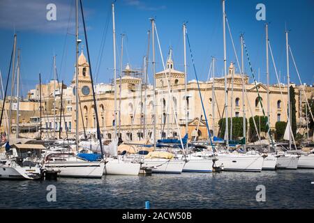 Les yachts et bateaux amarrés dans le port de l'arsenal creek devant le Musée maritime de Malte. Birgu, Malte. Banque D'Images