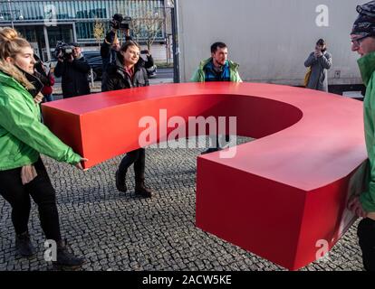 Berlin, Allemagne. 06Th Dec, 2019. Les membres de l'organisation environnementale Greenpeace porter le 'C', qu'ils avaient volé à la CDU, parti fédéral du siège le 21 novembre 2019. Crédit : Paul Zinken/dpa/Alamy Live News Banque D'Images