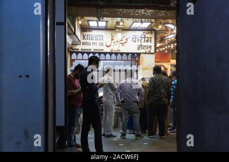 Karims restaurant près de Jama Masjid dans Bazar Matia Mahal pendant le Ramadan à New Delhi Banque D'Images