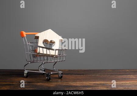 Bâtiment avec un coeur dans un panier. Le concept de l'achat d'une maison ou appartement. Le logement à prix abordable. Rentables et des prêts bon marché de l'immobilier. Banque D'Images