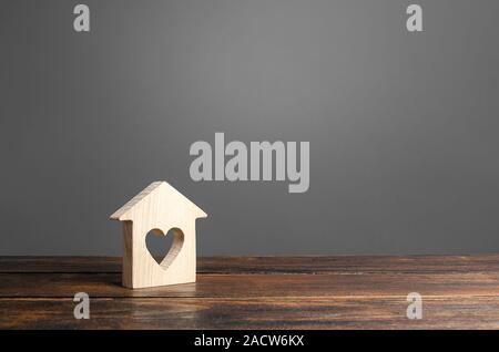 Chambre avec une fenêtre du cœur. Premier achat de l'immobilier pour les jeunes familles et les couples. Prêt hypothécaire. Le logement à prix abordable. Les programmes d'appui à la jeunesse et l'ince Banque D'Images