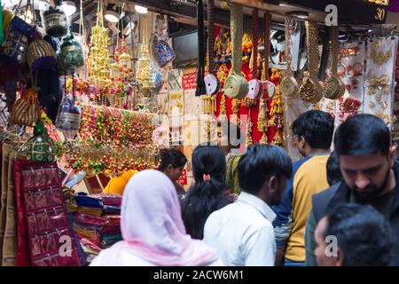 Woman shopping in Chandni Chowk Shop dans Old Delhi Inde Banque D'Images