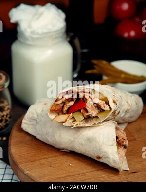 En doner poulet pain de pita avec de la tomate et des cornichons Banque D'Images
