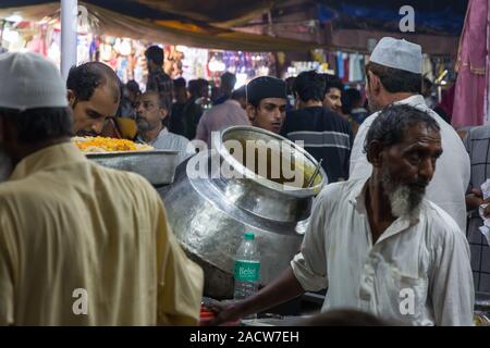 Nourrir les gens à Jama Masjid dans Old Delhi Inde pendant le ramadan Banque D'Images