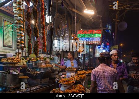 Magasin de vente d'aliments à manger cuit et Jama Masjid dans Old Delhi Inde Banque D'Images