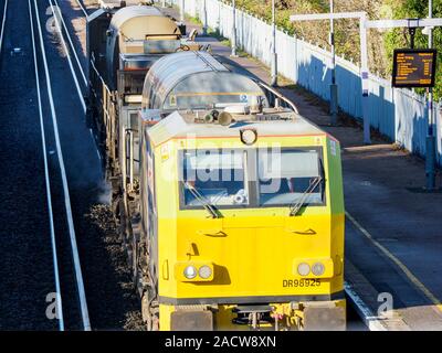 Teynham, Kent, UK. 19Th Mar, 2019. Météo France : un Windhoff Network Rail MPV (Multi-purpose vehicle) train no DR98925 vu la pulvérisation du troisième rail avec anti-givrage des liquides qu'il traversait Teynham dans Kent ce matin. Credit : James Bell/Alamy Live News Banque D'Images