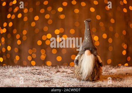 Petite peluche qui ressemble à gnome dans tall hat portant des vêtements gris. Focus sélectif. Banque D'Images