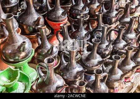 Pots de café éthiopiens (Jebena) à vendre au marché Shola à Addis Ababa, Ethiopie Banque D'Images