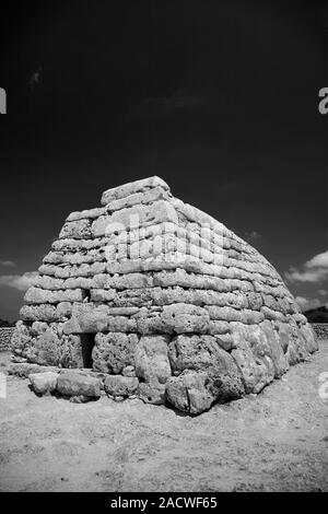 La Naveta des Tudons Pre Talayotic chambre funéraire tombe, le plus vieux bâtiment couvert en Espagne, à l'île de Menorca, Baléares, Espagne, Europe Banque D'Images