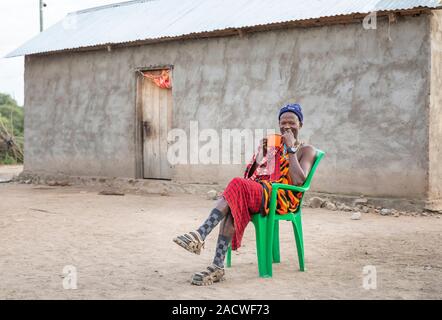 Même, la Tanzanie, 11 juin 2019 : repos et maasai moderne de boire du café Banque D'Images