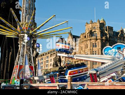 Yeti et Star Flyer manèges forains. Marché de Noël d'Édimbourg et juste. Magasin Jenners sur Princes Street en arrière-plan. L'Ecosse Banque D'Images