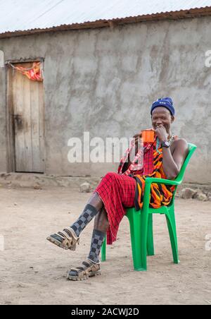 Même, la Tanzanie, 11 juin 2019 : repos et maasai moderne de boire du café Banque D'Images