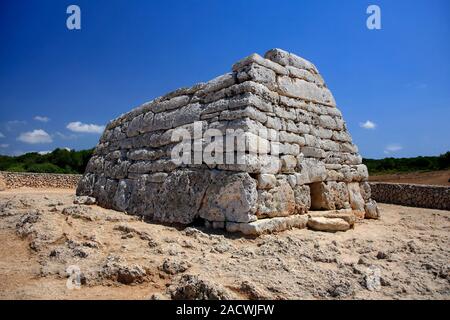 La Naveta des Tudons Pre Talayotic chambre funéraire tombe, le plus vieux bâtiment couvert en Espagne, à l'île de Menorca, Baléares, Espagne, Europe Banque D'Images