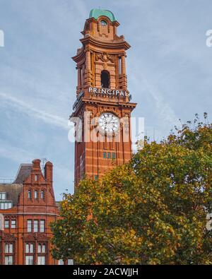 Manchester, Royaume-Uni - 30 octobre 2019 - Le chercheur Hotel s'élève au-dessus des arbres sur une journée claire et col Banque D'Images