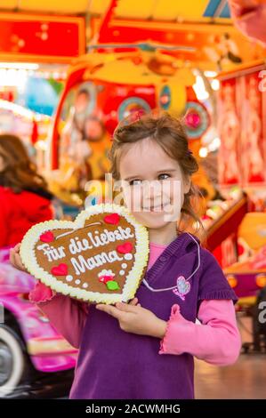 Enfant avec coeur d'épices. La Fête des Mères Banque D'Images