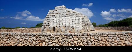 La Naveta des Tudons Pre Talayotic chambre funéraire tombe, le plus vieux bâtiment couvert en Espagne, à l'île de Menorca, Baléares, Espagne, Europe Banque D'Images