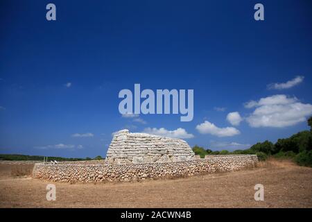 La Naveta des Tudons Pre Talayotic chambre funéraire tombe, le plus vieux bâtiment couvert en Espagne, à l'île de Menorca, Baléares, Espagne, Europe Banque D'Images