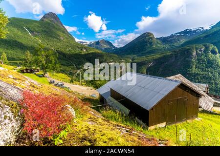 Guesthouse et restaurants de chalets sur le chemin le long de la vallée, Vesteras, Geiranger, More og Romsdal County, Norvège Banque D'Images