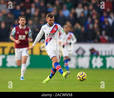 30 novembre 2019, Turf Moor, Burnley, en Angleterre, Premier League, Burnley v Crystal Palace : James McArthur (18) de Crystal Palace passe le ballCredit : Conor Molloy/News Images Banque D'Images