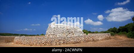 La Naveta des Tudons Pre Talayotic chambre funéraire tombe, le plus vieux bâtiment couvert en Espagne, à l'île de Menorca, Baléares, Espagne, Europe Banque D'Images