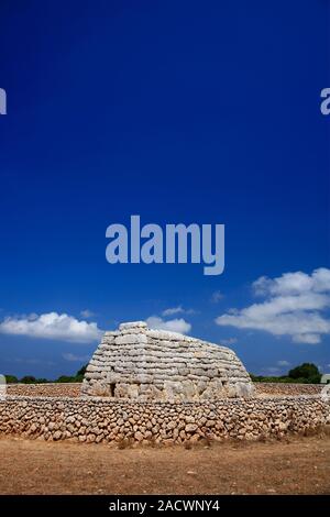 La Naveta des Tudons Pre Talayotic chambre funéraire tombe, le plus vieux bâtiment couvert en Espagne, à l'île de Menorca, Baléares, Espagne, Europe Banque D'Images