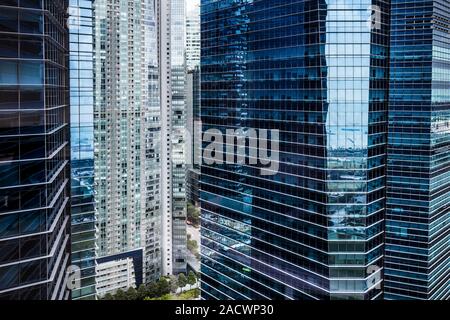 La ville de Singapour et de bâtiments au crépuscule Banque D'Images