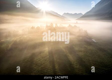 Rayon de soleil à travers le brouillard couvrant e paysage rural de Stryn, vue aérienne,Nordfjorden, comté de Sogn og Fjordane, Norvège Banque D'Images