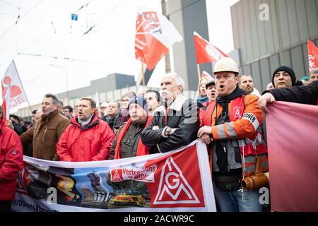 Duisburg, Allemagne. 06Th Dec, 2019. Thyssenkrupp employés démontrer à Montlaur avec drapeaux et bannières. Au groupe industriel Thyssenkrupp battues, les employés de la division de l'acier craignent pour leur emploi. Plusieurs milliers d'employés déplacés au siège de Thyssenkrupp Steel Europe à Duisburg, mardi, pour démontrer à la préservation de leur emploi et d'investissements dans des installations de production. Dans l'après-midi, le Conseil de surveillance va entamer des discussions sur un futur concept élaboré par le Conseil de l'acier. Crédit : Marcel Kusch/dpa/Alamy Live News Banque D'Images