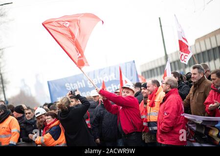 Duisburg, Allemagne. 06Th Dec, 2019. Thyssenkrupp employés démontrer à Montlaur et agitaient des drapeaux. Au groupe industriel Thyssenkrupp battues, les employés de la division de l'acier craignent pour leur emploi. Plusieurs milliers d'employés déplacés au siège de Thyssenkrupp Steel Europe à Duisburg, mardi, pour démontrer à la préservation de leur emploi et d'investissements dans des installations de production. Dans l'après-midi, le Conseil de surveillance va entamer des discussions sur un futur concept élaboré par le Conseil de l'acier. Crédit : Marcel Kusch/dpa/Alamy Live News Banque D'Images