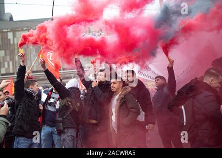 Duisburg, Allemagne. 06Th Dec, 2019. Employés de Thyssenkrupp démontrer à Rheinhausen de couleur avec des bombes de fumée. Au groupe industriel Thyssenkrupp battues, les employés de la division de l'acier craignent pour leur emploi. Plusieurs milliers d'employés déplacés au siège de Thyssenkrupp Steel Europe à Duisburg, mardi, pour démontrer à la préservation de leur emploi et d'investissements dans des installations de production. Dans l'après-midi, le Conseil de surveillance va entamer des discussions sur un futur concept élaboré par le Conseil de l'acier. Crédit : Marcel Kusch/dpa/Alamy Live News Banque D'Images