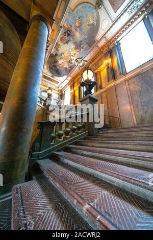 En volée de marches et fresques anciennes au plafond à l'intérieur du Palais Royal, Stockholm, Suède Banque D'Images