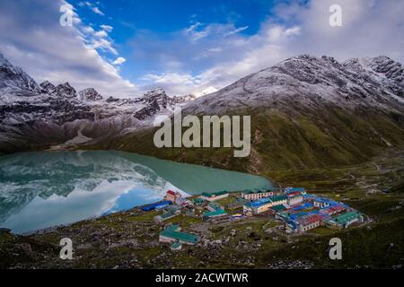 Vue panoramique sur le village, le sommet Gokyo Gokyo Ri et le col Renjo La autour de Lac Gokyo Banque D'Images