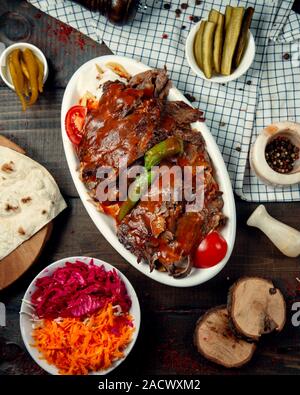 Vue de dessus de iskender kebab garni de sauce tomate Banque D'Images