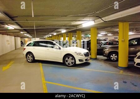 Mal de voiture garée dans parking à étages Banque D'Images