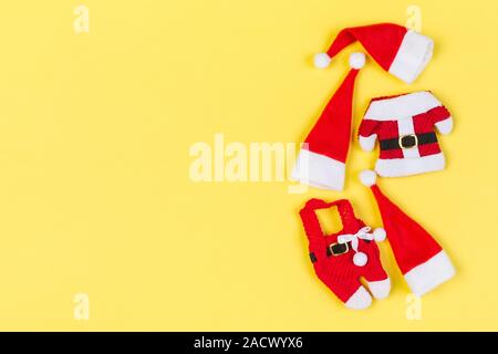 Vue de dessus od rouge élégant Santa hats sur fond coloré. Joyeux Noël concept avec copie espace. Banque D'Images