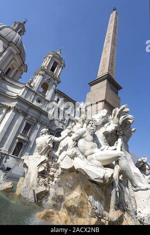 Fontana dei Fiumi, quatre cours d'eau, fontaine de Rome, avec l'église de Sant' Agnese à la Piaza Navona Banque D'Images