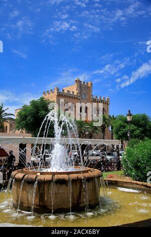 Vue d'été sur la fontaine et Adjutament, bâtiment de la ville de Ciutadella, à l'île de Menorca, Baléares, Espagne Banque D'Images