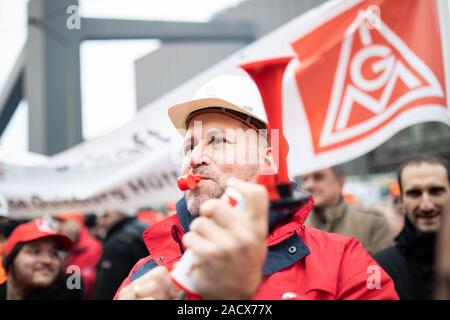 Duisburg, Allemagne. 06Th Dec, 2019. Thyssenkrupp employés démontrer à Montlaur. Au groupe industriel Thyssenkrupp battues, les employés de la division de l'acier craignent pour leur emploi. Plusieurs milliers d'employés déplacés au siège de Thyssenkrupp Steel Europe à Duisburg, mardi, pour démontrer à la préservation de leur emploi et d'investissements dans des installations de production. Dans l'après-midi, le Conseil de surveillance va entamer des discussions sur un futur concept élaboré par le Conseil de l'acier. Crédit : Marcel Kusch/dpa/Alamy Live News Banque D'Images