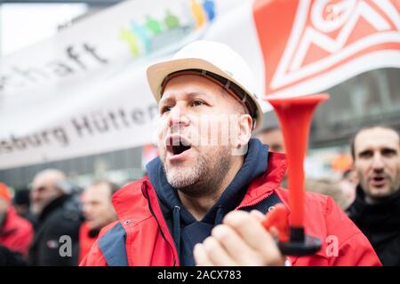 Duisburg, Allemagne. 06Th Dec, 2019. Thyssenkrupp employés démontrer à Montlaur. Au groupe industriel Thyssenkrupp battues, les employés de la division de l'acier craignent pour leur emploi. Plusieurs milliers d'employés déplacés au siège de Thyssenkrupp Steel Europe à Duisburg, mardi, pour démontrer à la préservation de leur emploi et d'investissements dans des installations de production. Dans l'après-midi, le Conseil de surveillance va entamer des discussions sur un futur concept élaboré par le Conseil de l'acier. Crédit : Marcel Kusch/dpa/Alamy Live News Banque D'Images