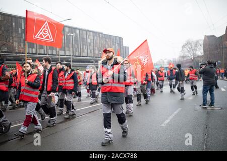 Duisburg, Allemagne. 06Th Dec, 2019. Thyssenkrupp employés démontrer à Montlaur. Au groupe industriel Thyssenkrupp battues, les employés de la division de l'acier craignent pour leur emploi. Plusieurs milliers d'employés déplacés au siège de Thyssenkrupp Steel Europe à Duisburg, mardi, pour démontrer à la préservation de leur emploi et d'investissements dans des installations de production. Dans l'après-midi, le Conseil de surveillance va entamer des discussions sur un futur concept élaboré par le Conseil de l'acier. Crédit : Marcel Kusch/dpa/Alamy Live News Banque D'Images