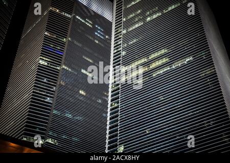 La ville de Singapour et de bâtiments au crépuscule Banque D'Images