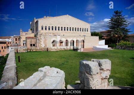 Vue d'été sur la ville de Ciutadella, construction Adjutament, à l'île de Menorca, Baléares, Espagne Banque D'Images